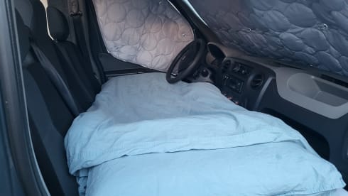 Cool, cozy 3p Renault Master campervan from 2017