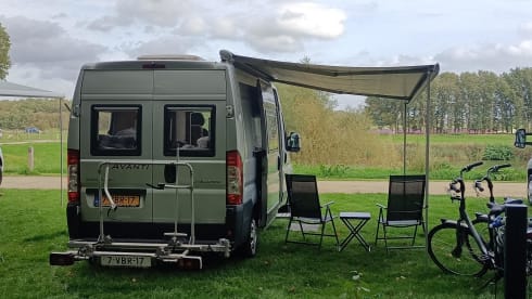 Avanti La Strada – Luxury Bus Camper | 4 sitting/3 sleeping | Kitchen/Toilet/Motorcycle air conditioning/Bicycle carrier