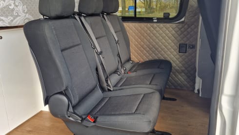 Sturdy camper van with 2-5 seats, compact yet spacious!