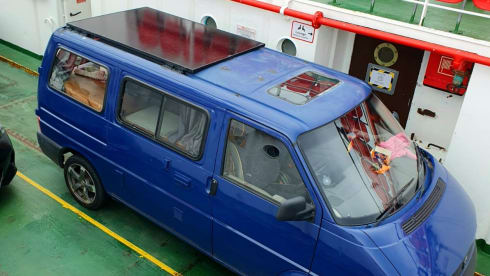 Betty – Volkswagen campervan met 2 slaapplaatsen uit 2000