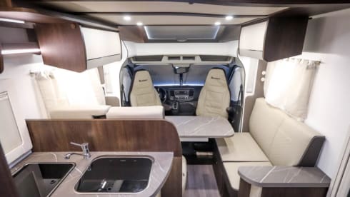 2021 *Full Option* Benimar Cocoon 463 with AUTOMATIC