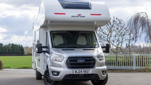 VEU – Large 6 Berth Motorhome | Air Conditioned | WiFi | Spacious 