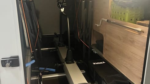 Zorgeloos op reis in een 3p Dethleffs 2025–fietsen veilig opgeborgen!