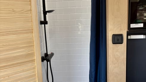 Evergreen – Luxury Off-Grid Campervan