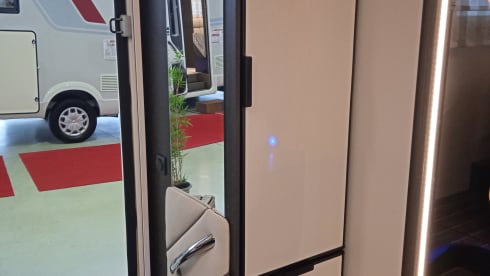 Roller Team 266 TL – Modern motorhome (2022) with luxurious queen-size bed and separate wellness area.