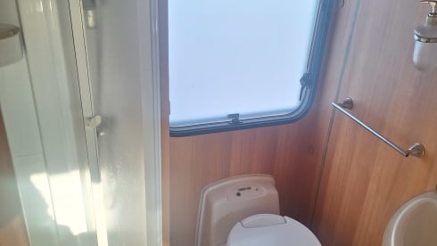 Huisje op wielen – Deze heerlijke comfortabele ruime 4 pers camper met 2 vaste bedden 