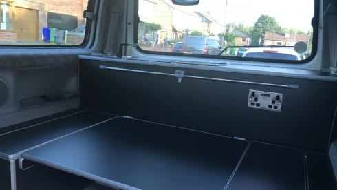 Um Bongo – Mazda Bongo Tintop rear conversion Manchester Sleeps 2