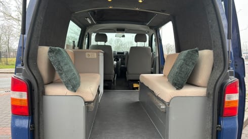 2p Volkswagen campervan uit 2003
