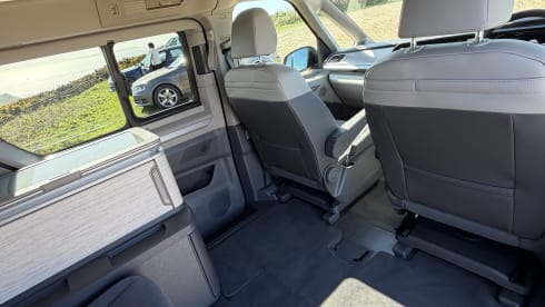  Betty – Volkswagen California Ocean EHybrid 2025 met 4 slaapplaatsen