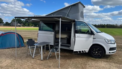Witte VW California – Volkswagen CALIFORNIA T6 Edition (4p) from 2018. Possibly. with motorcycle trailer