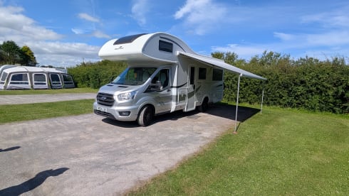 Bee – Favoloso camper spazioso con sei posti letto e cinque cinture di sicurezza 