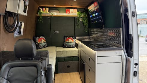 Avandra  – Avandra – All-Season Adventure Campervan 🚐✨