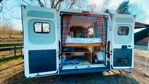 Accogliente camper per autobus fai-da-te (surf).