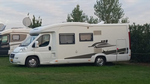 Super cozy spacious challenger eden 602 camper