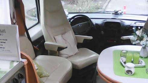 Pilote Explorateur 713 – Spacious and neat 4 person camper with 2 single beds and a 2-person pull-down bed.