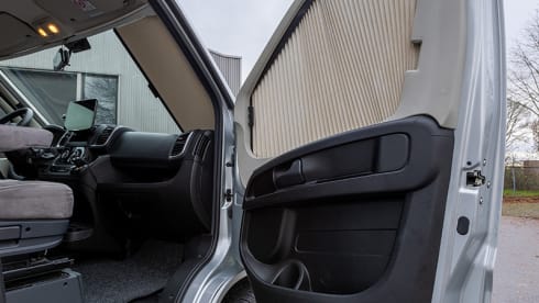 Carado T459 Automaat – Experience the freedom! Very spacious luxury - Queen bed - separate shower