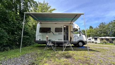 Compleet uitgeruste Hymer vast bed airco zonnepan. 
