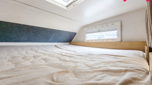 Alkoof King –  Fully equipped 6p camper with roof air conditioning and automatic leveling system