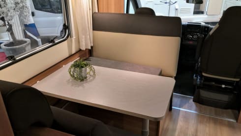 Cara  – Nice spacious alcove camper