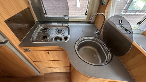 Vrijheid – Adria Mobil alcove - zeer ruim 