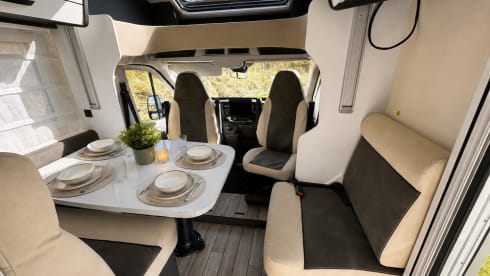 Moderne Ford Camper voor 4 Personen – Compact, Luxe en Avontuurlijk