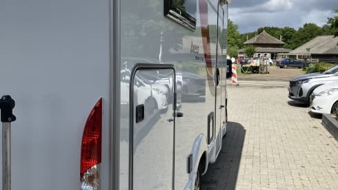 Burstner Lxeo 750 – Spacious, luxurious 4-person camper with pull-down bed, complete kitchen and bathroom