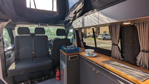 Black Beauty – 4 berth 4WD Automatic VW Transporter