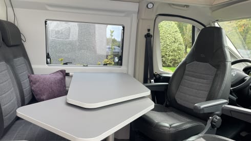 Kneusje – 2p Adria Mobil bus uit 2022