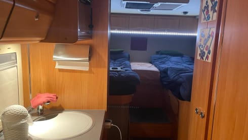 FREEDOM – 4p Adria Mobil semi-integrated uit 2006