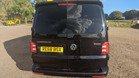 Black Beauty – 4 berth 4WD Automatic VW Transporter