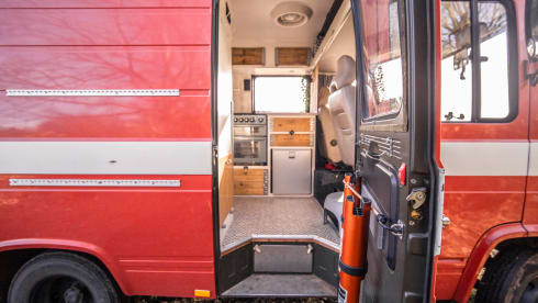 Pablo – Fire brigade bus & sturdy camper for your next adventure
