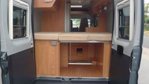 Bus camper Globecar 600L with length beds, for 2 people. Dog allowed.