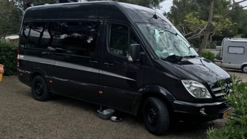 Bruce – Off-grid Mercedes-Benz camper!