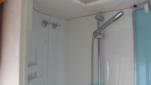 Albert – Chausson Welcome Wohnmobil mit 4 Schlafplätzen und großer Garage mit Verriegelung