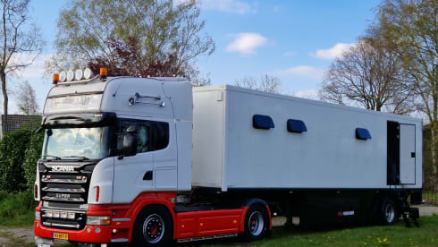 9 persoons trailer/camper  – Very spacious 8 to 9 person camper. 