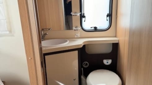 MC LOUIS MC4 281  – 4p McLouis semi-integrated uit 2022