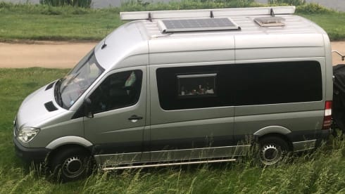 Laura – Delicious compact machine with all amenities and 2x air conditioning!