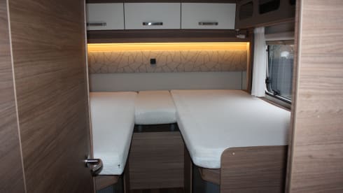 half integraal camper – This luxurious 4-person semi-integrated camper from the Weinsberg brand 