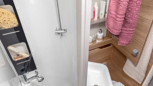 enjoycamper2 – KNAUS VAN TI 650 MEG PARTIALLY INTEGRATED TOP EQUIPMENT IDEAL FOR COUPLES