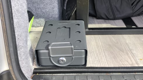 Sid – 2 Berth Renault Off-Grid Campervan