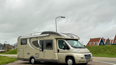 5p Bürstner With single beds and electric fold-down bed