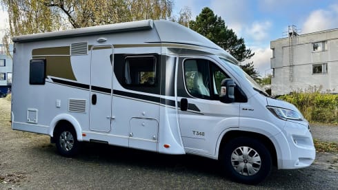 5 – Spacious and luxurious 3-person camper with lots of room to move!