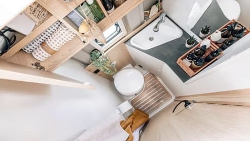 Nazarè – Premium Outdoor Van Rental