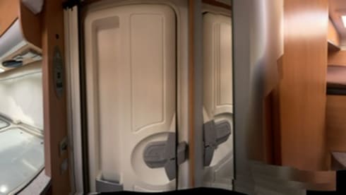 Halbintegrierter Camper von Knaus für 3 Personen