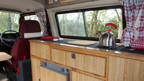 Poppy – VOLKSWAGEN T25 RETRO 1980'S 4 BERTH CAMPER, DIESEL HEATING, OFF GRID.