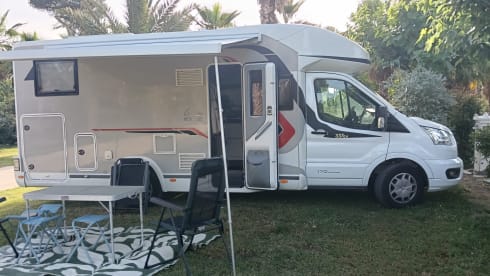 Challenger – Very luxurious 5-person Challenger from 2021 with automatic machine and cozy layout.