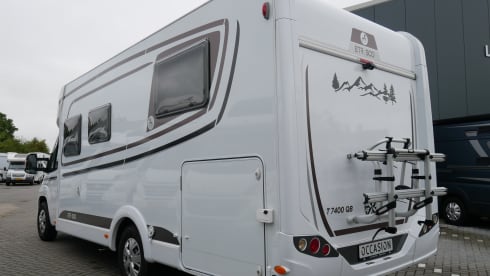 Etrusco T740, Queens- and pull-down bed, 4 sleeping- 4 seats.