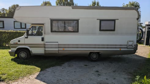 Harry – 5P Camper (Airfryer, Dolce Gusto, TV, Cool box, JBL box, bicycle carrier)