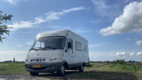 Spacious family camper with 6 seats