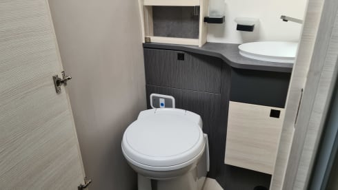 T814XB – Chausson 777GA Automatic Titanium Premium very luxurious, km free